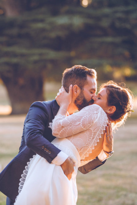 Photo-couple-de-mariés-qui-s-embrassent