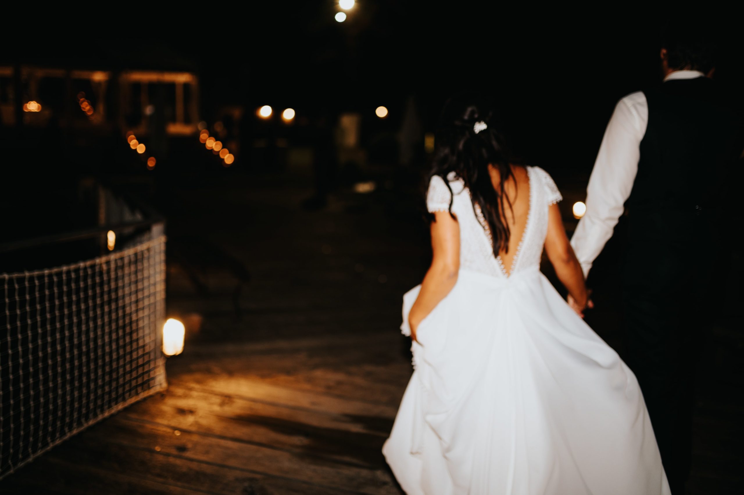 flou mariée avec sa robe dans la nuit