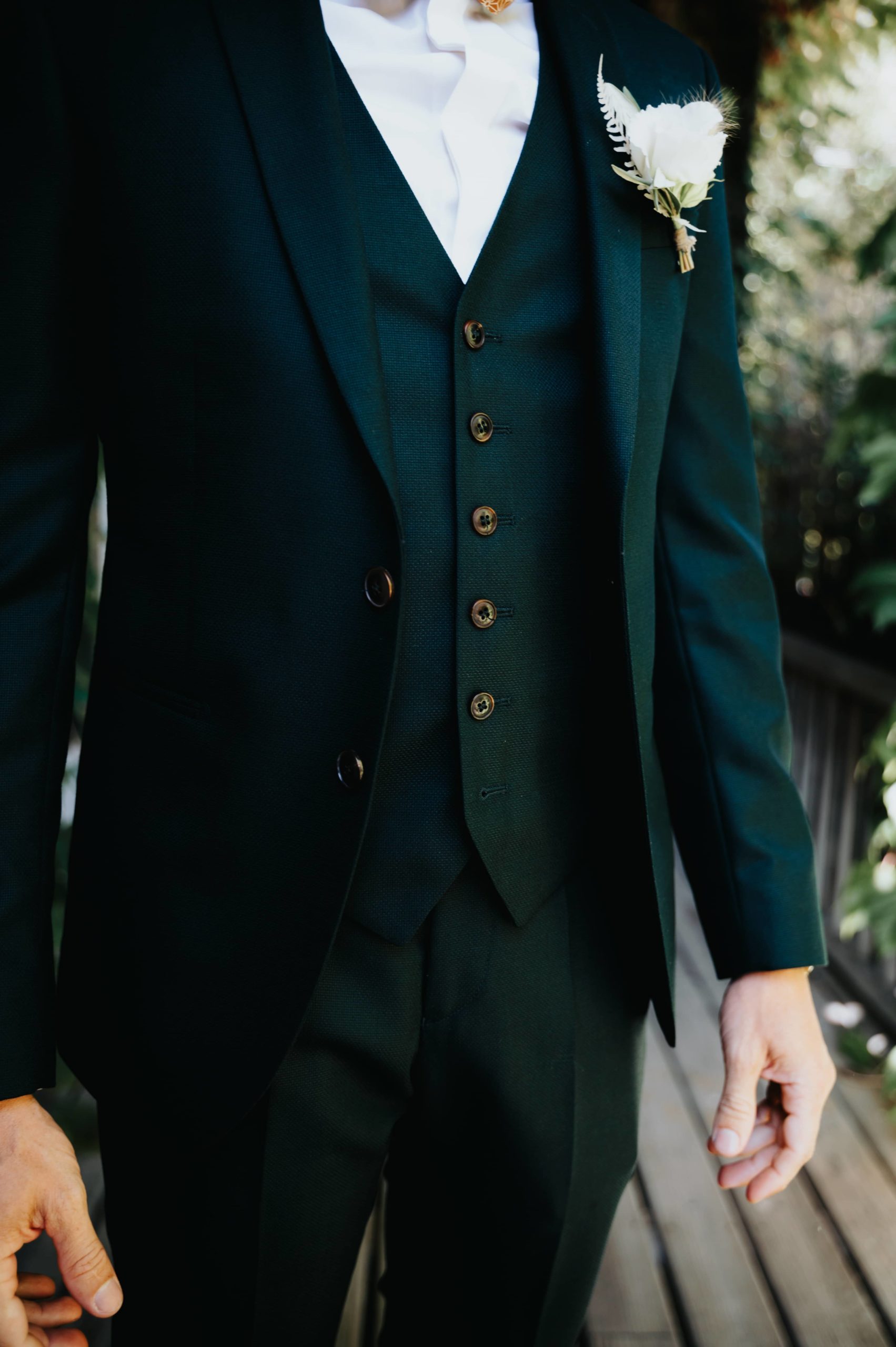 Gros plan costume de marié vert moderne