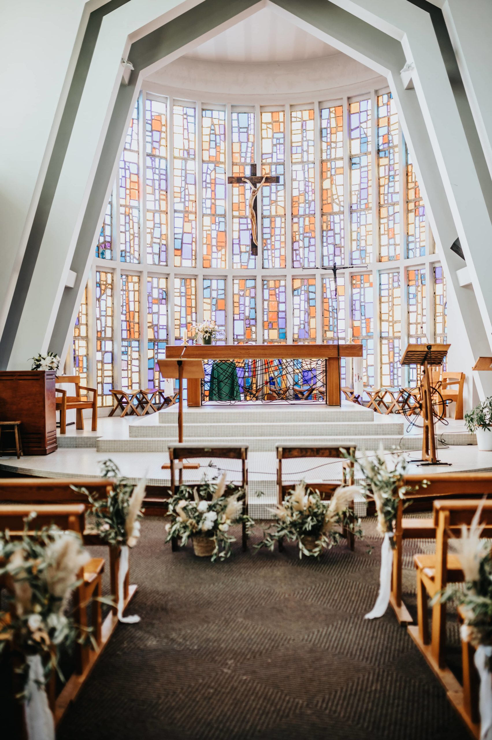 Fleurs de mariage dans une église