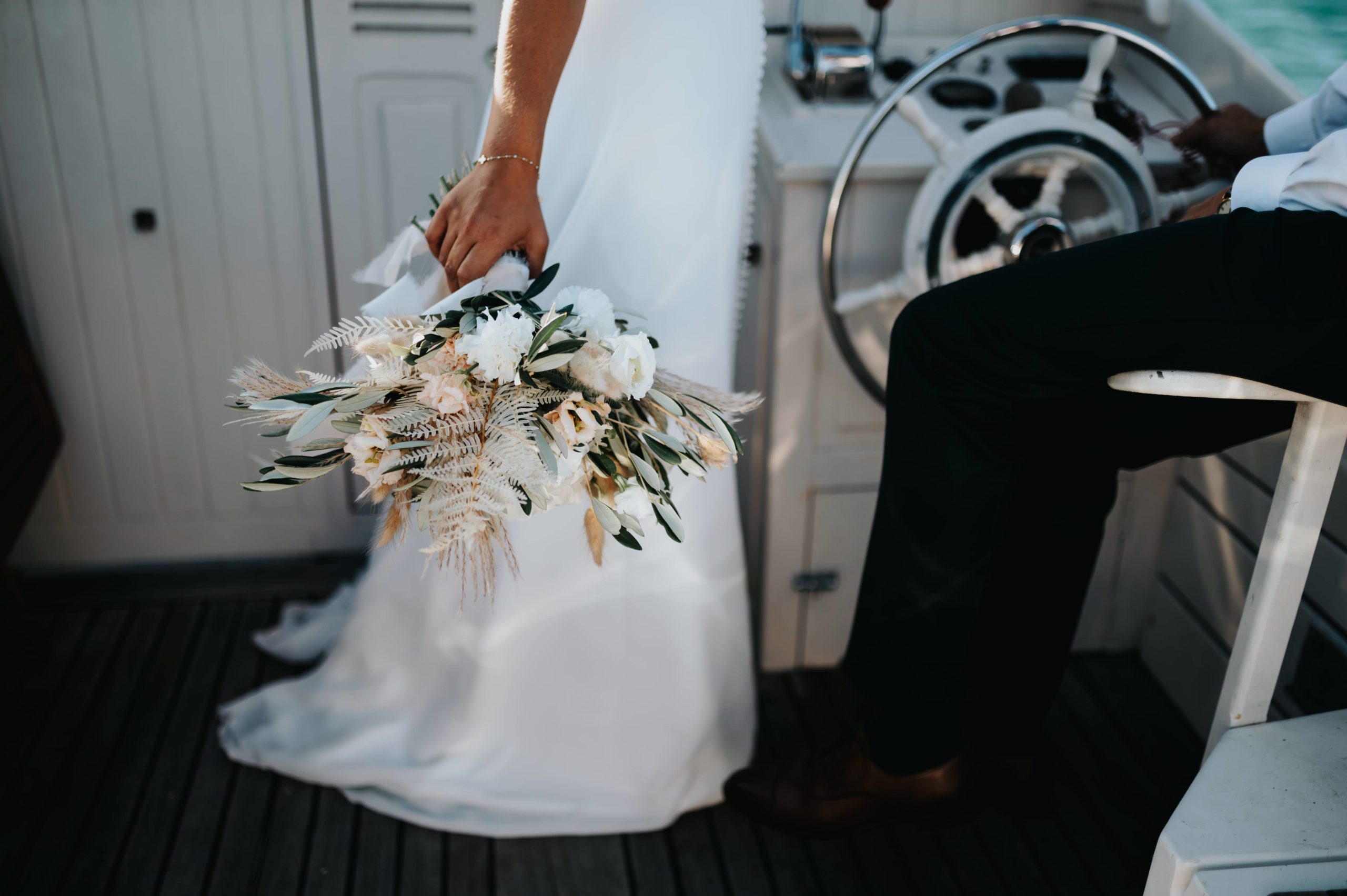 Bouquet de fleurs mariée sur un bateau